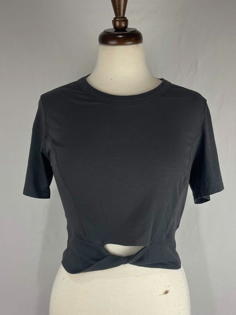 EUC Lululemon Its Rhythmic Short Sleeve Shirt Womens Black Twist Crop Top Size 8